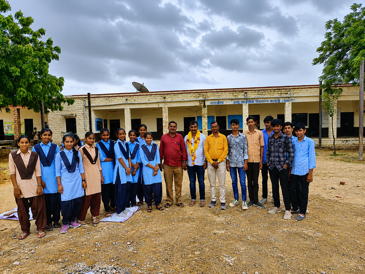 विद्यालय परिसर में विद्यार्थियों एवं ग्रामीणों के साथ विकास कार्यक्रम