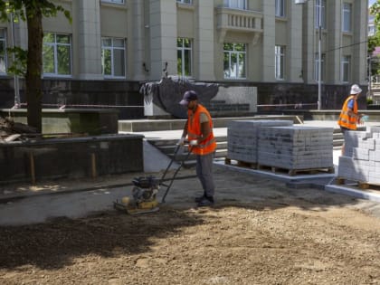 Плитку укладывают на проспекте Октябрьской Революции в Ставрополе