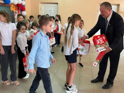 Депутаты помогают детям из нуждающихся семей