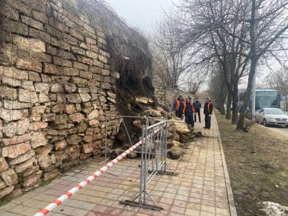 На Крепостной горе в Ставрополе обрушилась часть подпорной стены
