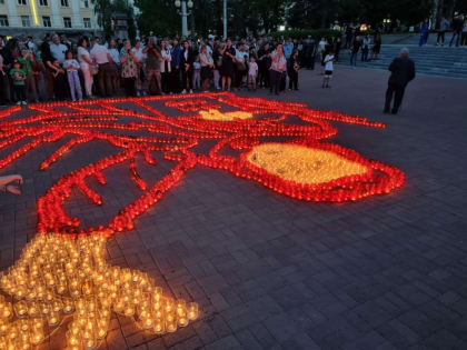 Сотни выпускников зажгли «Огни памяти» в Ставрополе