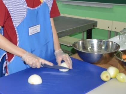 Готовят тушёнку и сушат мяту: как студенты колледжа в Невинномысске помогают бойцам СВО