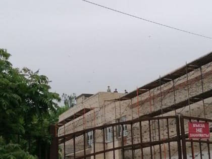 Жительница Ставрополя заметила подростков на крыше школы