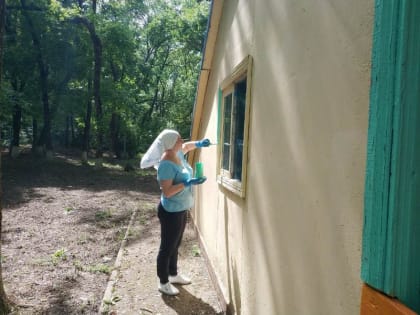 Подготовка детского загородного лагеря «Лесная сказка» к приему детей продолжается