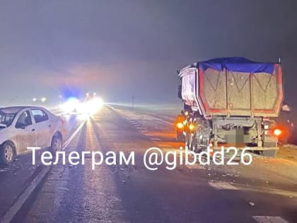 На Ставрополье после наезда легкового автомобиля на грузовик погибла пассажирка «легковушки»