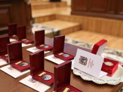 Медали «Материнская слава» вручили 32 многодетным мамам Ставрополья
