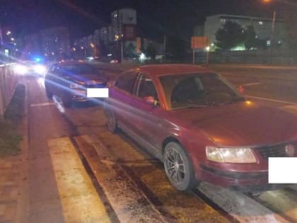 В Ставрополе водитель легкового автомобиля не справился с управлением и совершил наезд на пешехода, а затем на припаркованный автомобиль