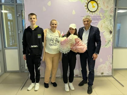 Депутат Госдумы от «Единой России» встретил на выписке из роддома жену участника СВО