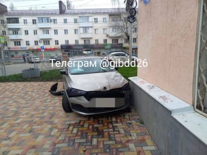 Иномарка въехала в стену дома в Ставрополе