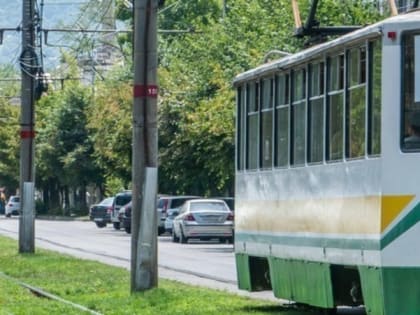 Пенсионерка упала и сломала плечо из-за резкого торможения трамвая в Пятигорске