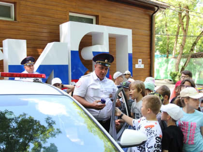 Автоинспекторы Пятигорска проводят практические мастер-классы по дорожной безопасности в оздоровительных лагерях курорта