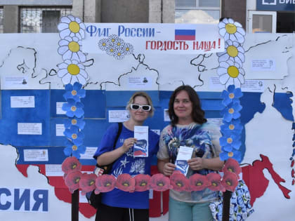 В День государственного флага России сотрудники библиотечной системы Пятигорска развернули на площади полотно триколора