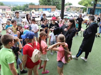 Распорядок дня: научиться мастерить волшебные палочки, прогуляться по зоопарку и пообедать мороженым… Для детей из Донбасса в Пятигорске организовали необычный трехчасовой квест