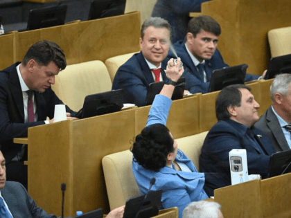 Пшикнула от заразы: депутат Госдумы от Ставрополья Раиса Кармазина удивила коллег на заседании