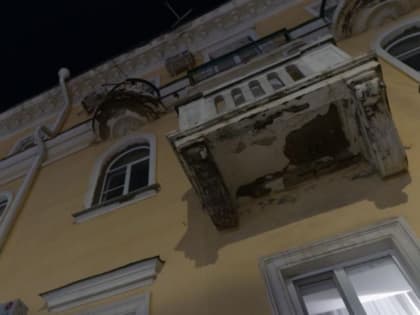 Часть балкона исторического здания в центре Ставрополя упала перед мужчиной