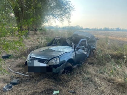 Сегодня в Ипатовском округе небезопасная скорость привела к опрокидыванию легкового автомобиля, один участник погиб и двое получили травмы