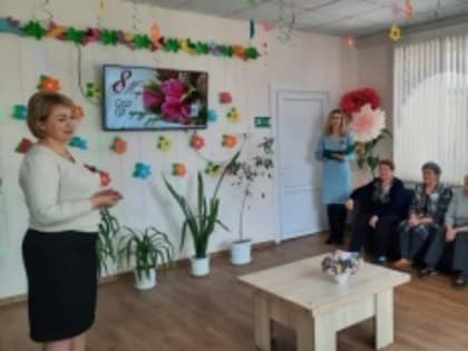 В преддверии самого весеннего праздника в социально-оздоровительном отделении Арзгирского КЦСОН состоялся  традиционный концерт  - чествование  прекрасных посетительниц