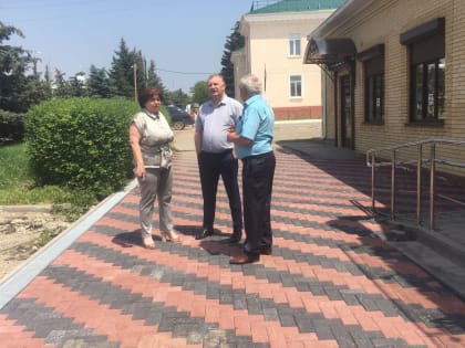 Глава округа посмотрела ход работ по благоустройству четвертой очереди аллеи в селе Курсавка