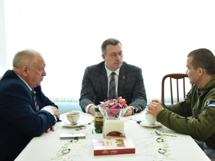 Глава Буденновского округа Андрей Соколов встретился с прикумчанином – участником специальной военной операции