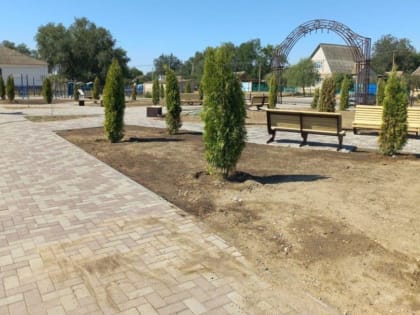Благоустройство сельского парка по нацпроекту завершают в Левокумском округе