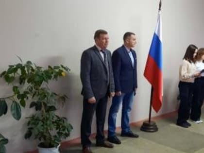 Депутаты Думы города продолжают работу по патриотическому воспитанию школьников в учебных заведениях города.