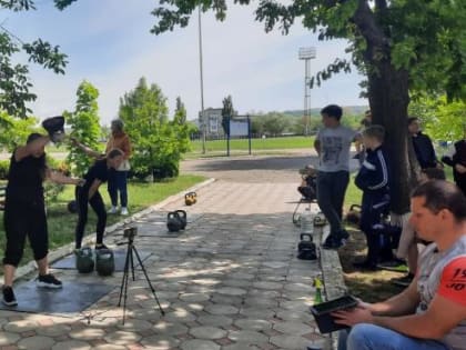 На городском стадионе состоялся открытый турнир Петровского городского округа по гиревому спорту, посвящённый Дню Победы