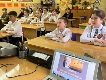 «Летит, летит по небу клин усталый»