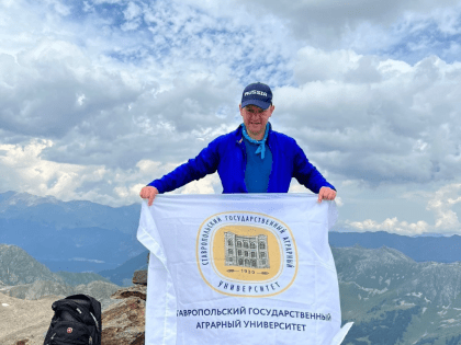 Проректор СтГАУ поднял флаг университета на вершине горы
