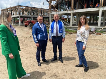 Партийный десант проверил ход строительства новой школы в Михайловске