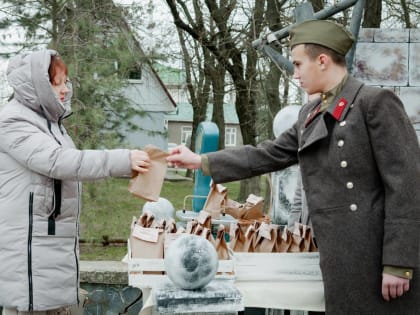 Жителям Буденновска раздали «блокадный» хлеб в память о мужестве ленинградцев в годы войны