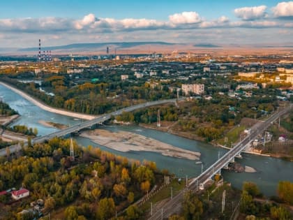 Глава Невинномысска поздравил женщин с 8 марта