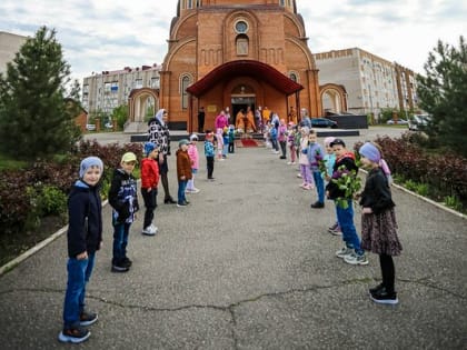 В пятницу Светлой седмицы митрополит Кирилл совершил Литургию в  Никольском храме г. Светлограда