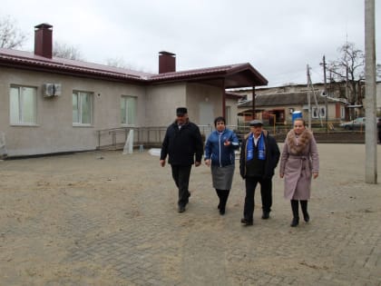 Партийный десант проверил ход строительных работ в новой амбулатории села Привольного