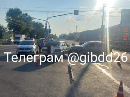 Водитель легковушки получил травмы головы и уха в ДТП в Ставрополе