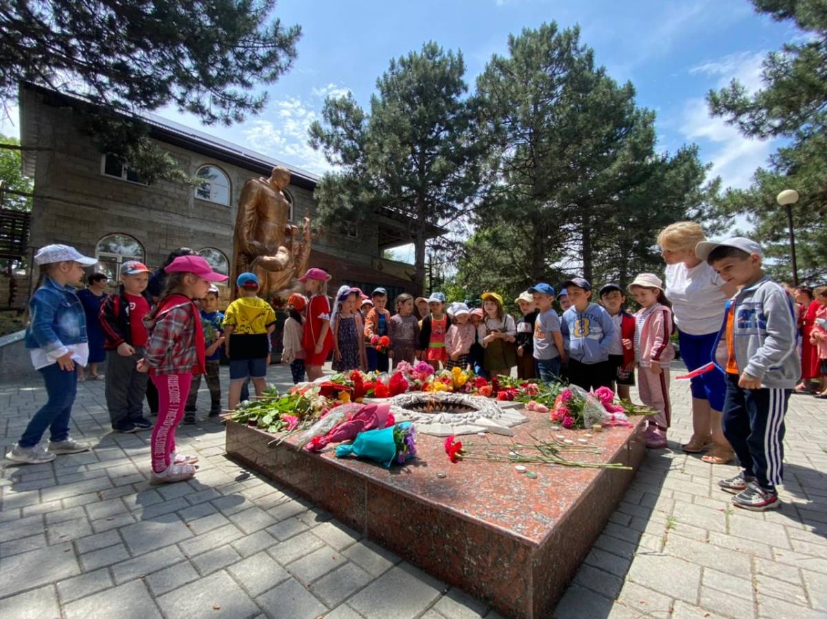 Погода новоблагодарное ставропольский край. Новоблагодарное Ставропольский край. Село Юца. Село Новоблагодарное. Памятник в селе Новоблагодарном Ставропольский край.