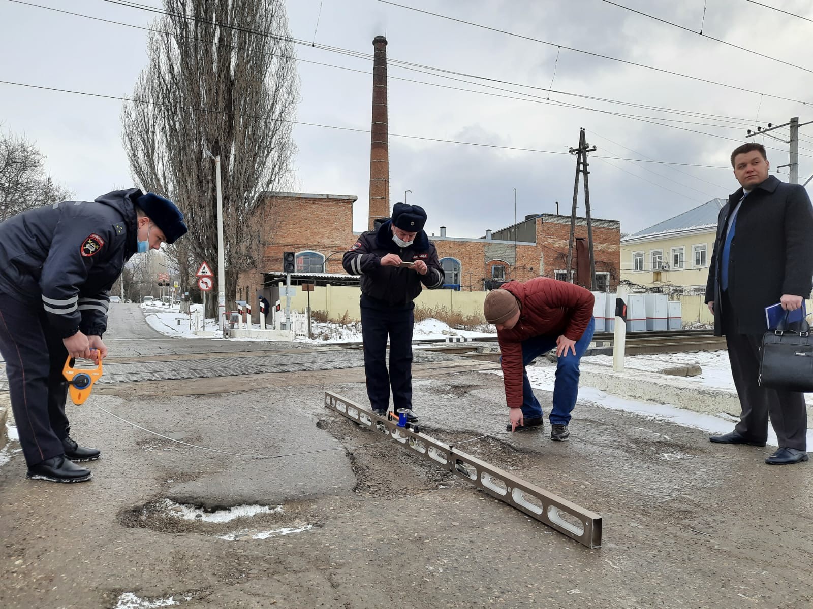 Кисловодск переехать. Типичный Кисловодск. Кисловодск 2022. Мост через ЖД ул Хачатуряна. Железнодорожный переезд ГТРК Ставрополье.