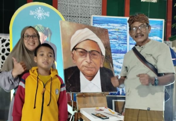 Perupa Jember Susmiadi Pamerkan 15 Lukisan Ulama di Muktamar NU ke-35 Jombang