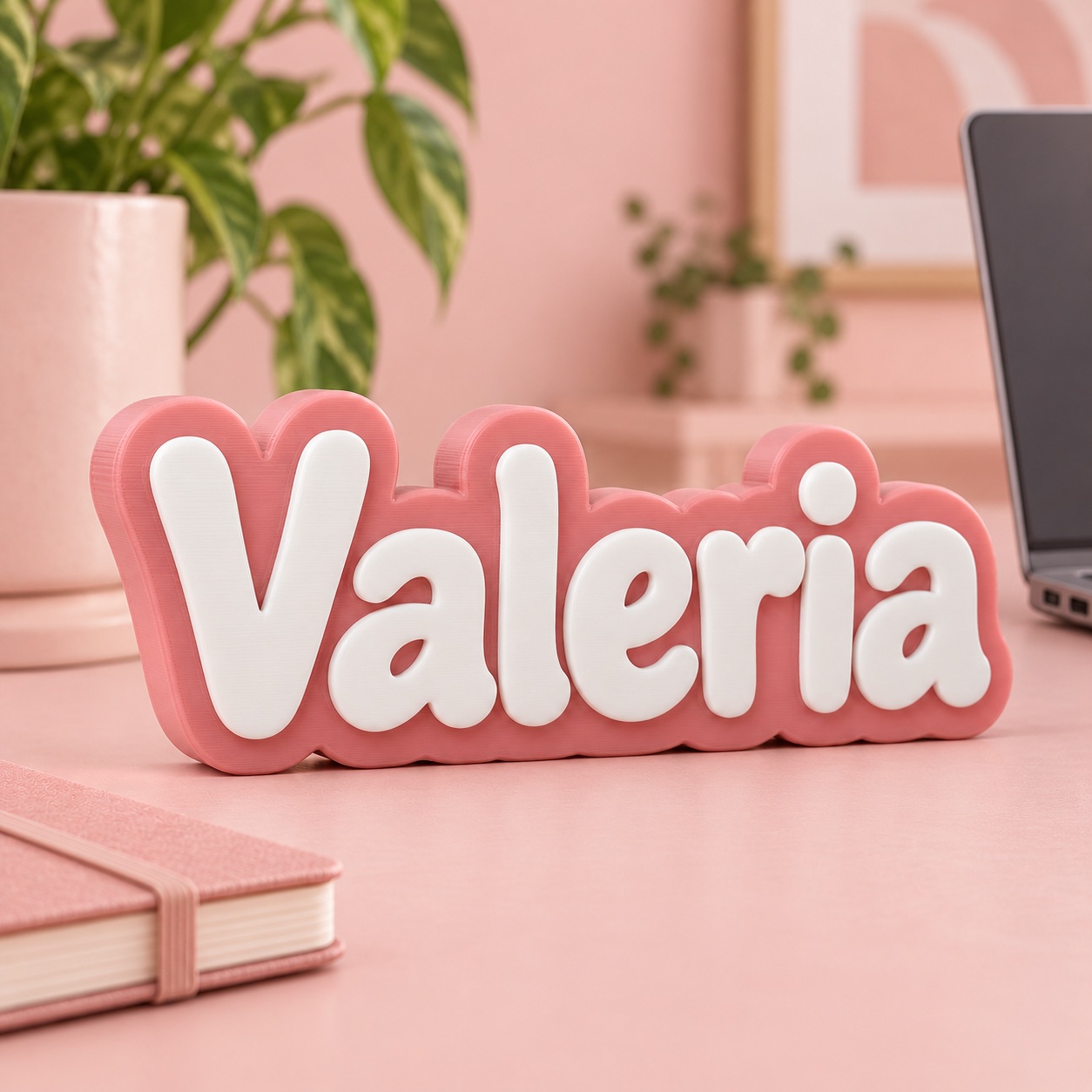 Nombre decorativo personalizado en ambiente