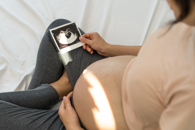 Mẹ Bầu 3 Tháng Đầu: Ăn Uống, Dùng Thuốc An Toàn Và Dấu Hiệu Cần Đi Khám Ngay