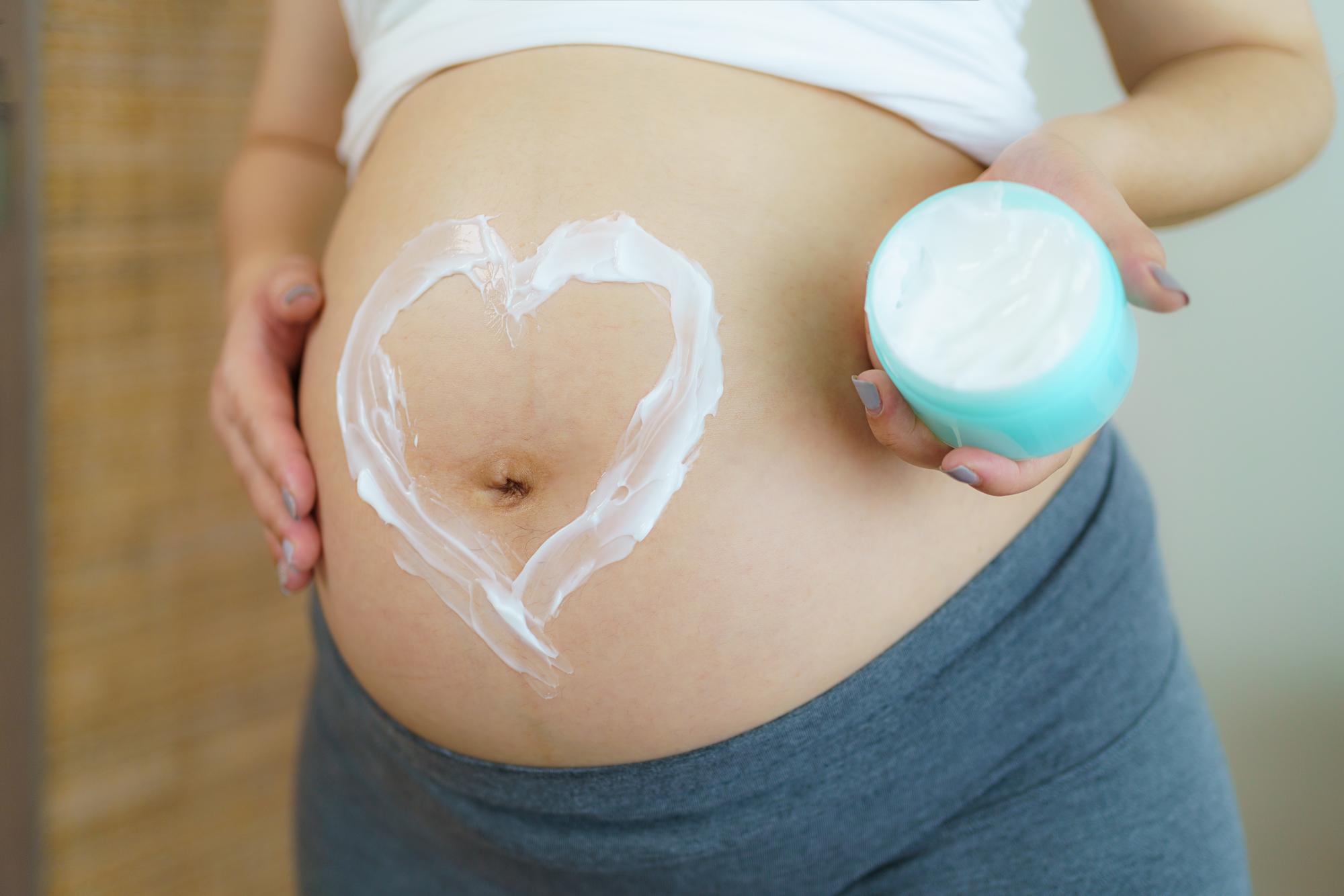 Phòng ngừa và chăm sóc rạn da khi mang thai: hiểu đúng về bằng chứng, dưỡng ẩm an toàn và kỳ vọng thực tế