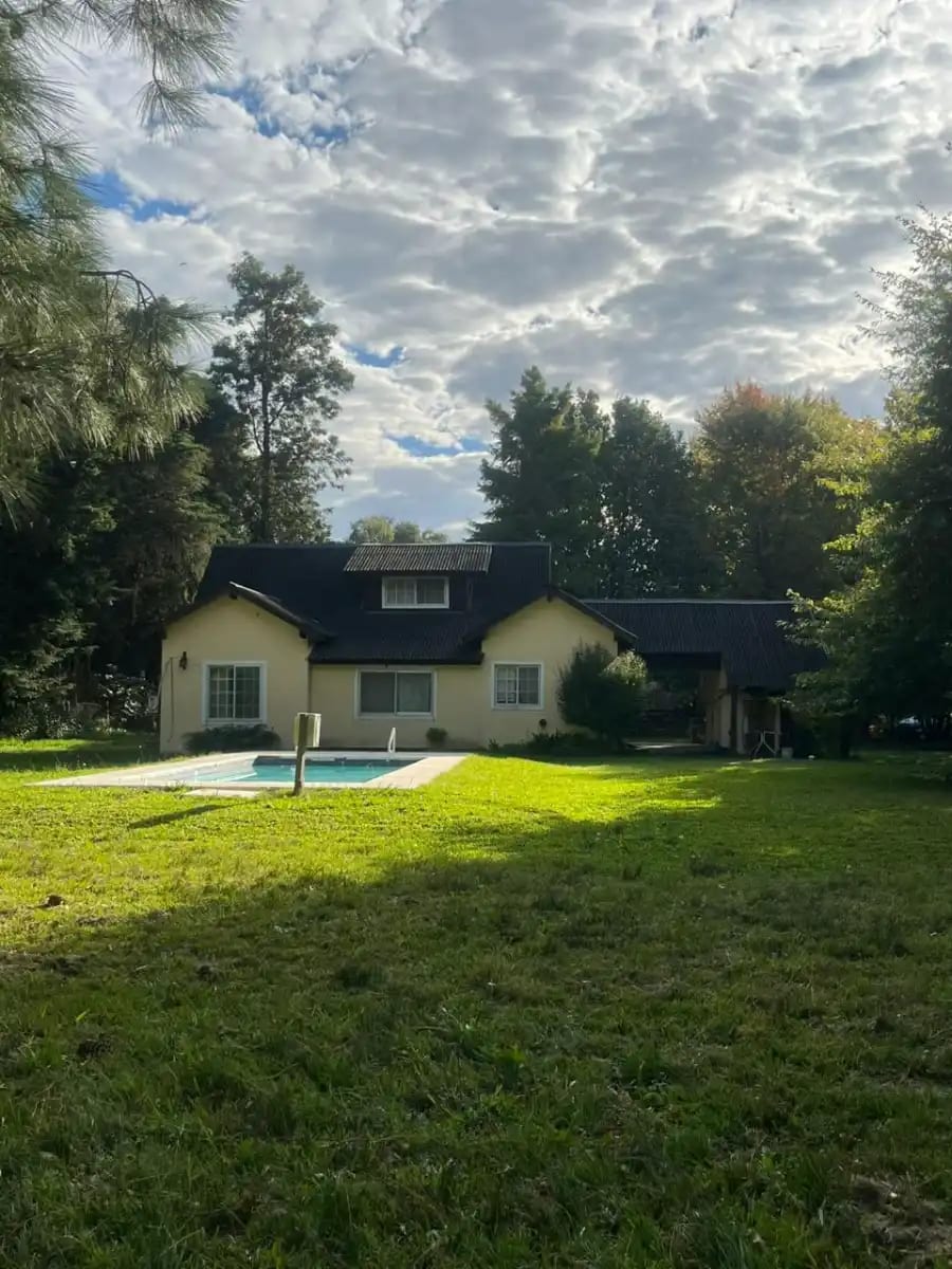 Casa con pileta y gran parque - Imagen 1