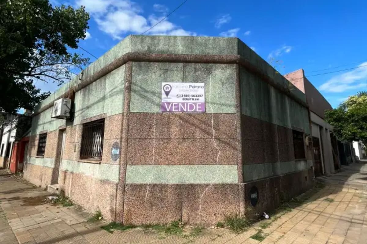 Casa a metros de Av. Mitre.  - Imagen 1