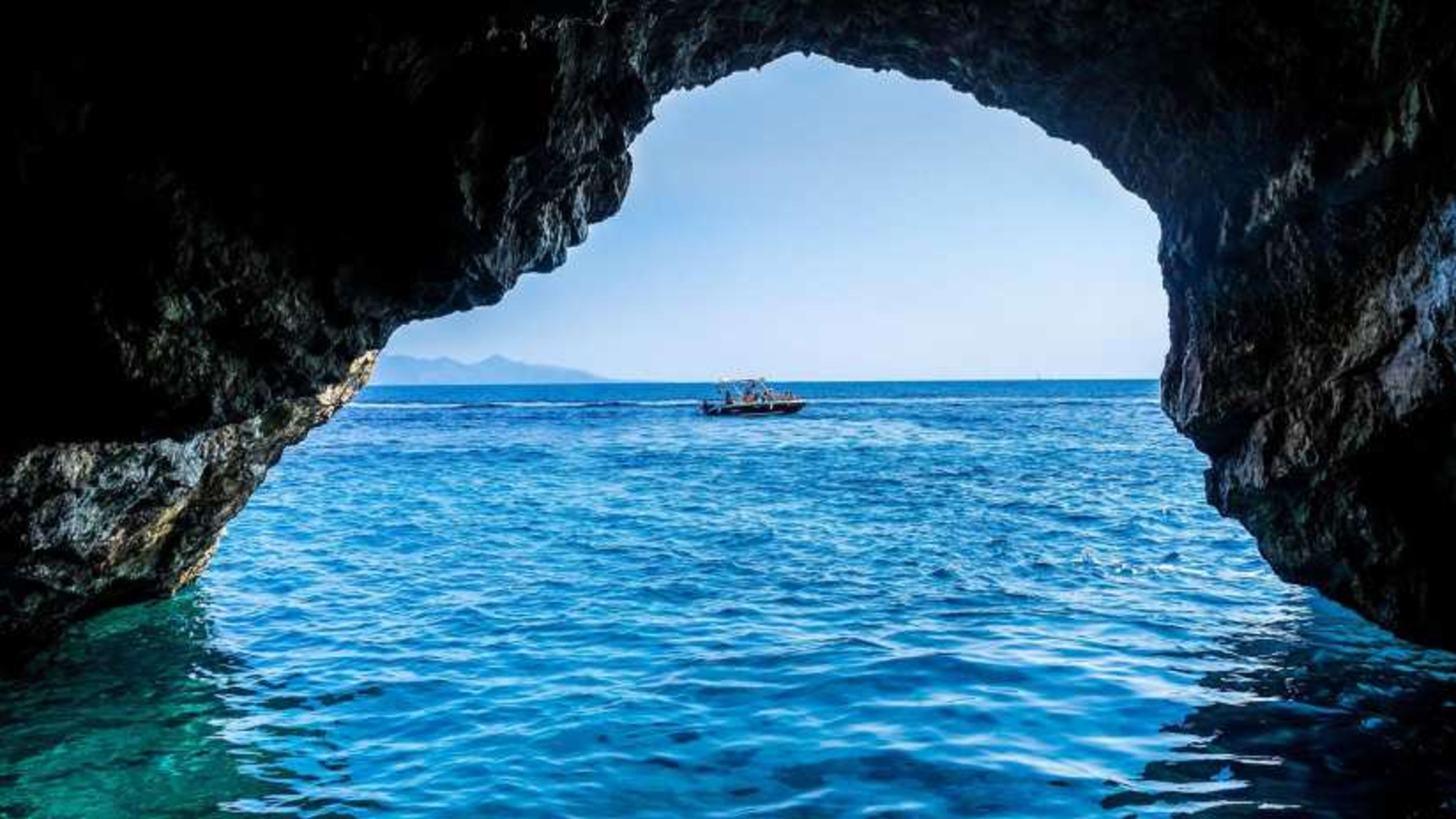 BLUE CAVE PRIVATE BOAT TOUR - Image 2