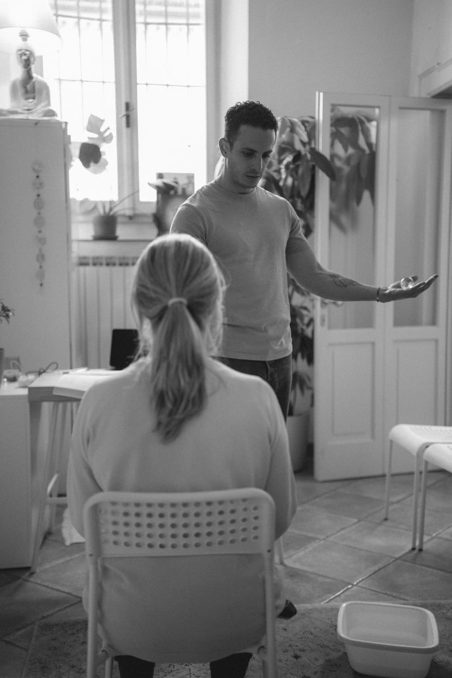 Sessione di Pranic Healing — Kike Vergara con un paziente