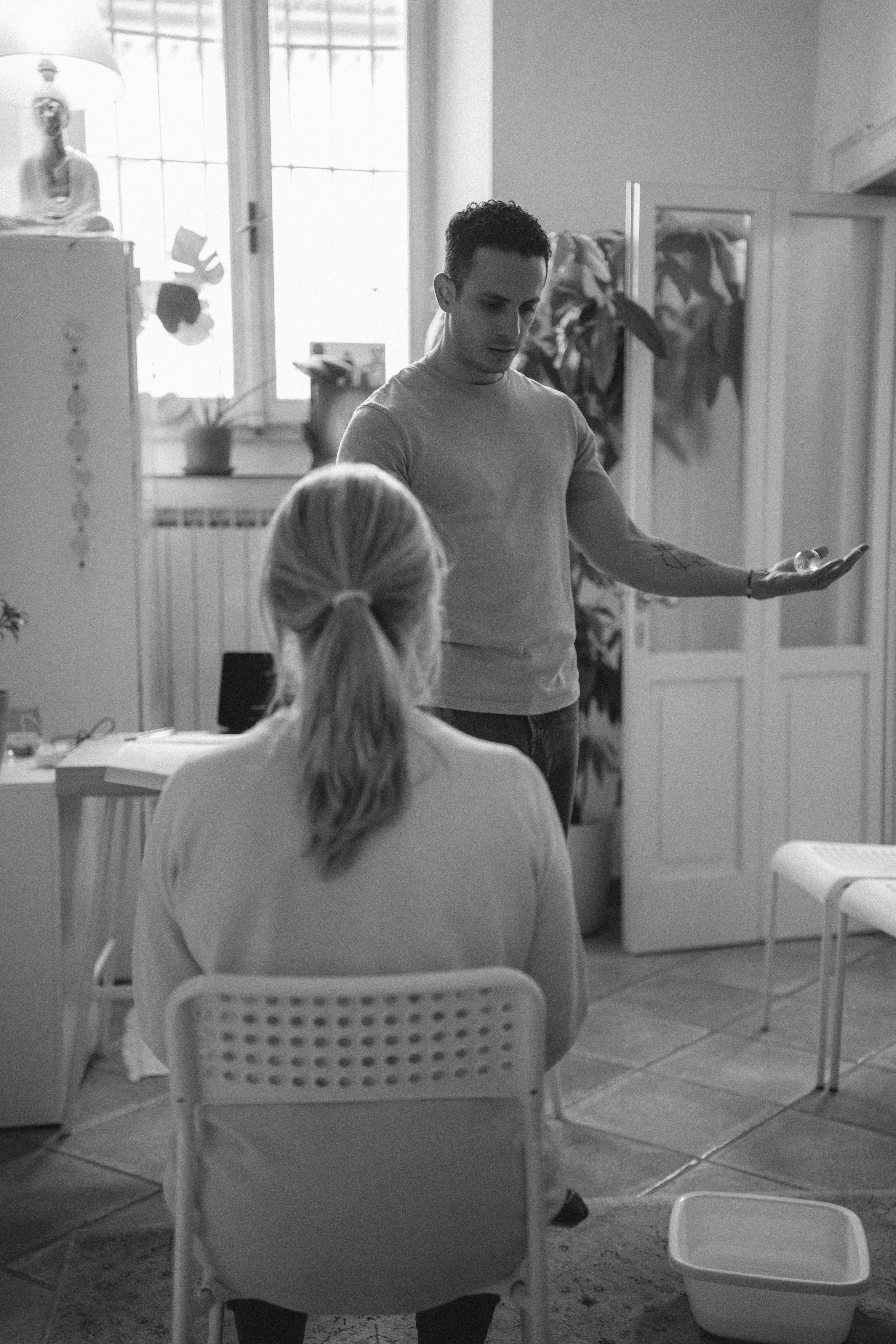 Sessione di Pranic Healing — Kike Vergara con un paziente