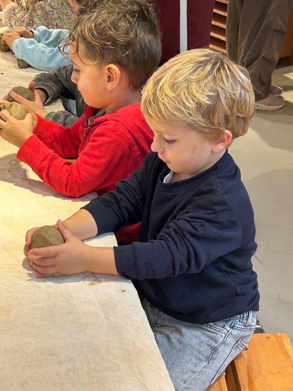 Exploración sensorial con barro y elementos naturales