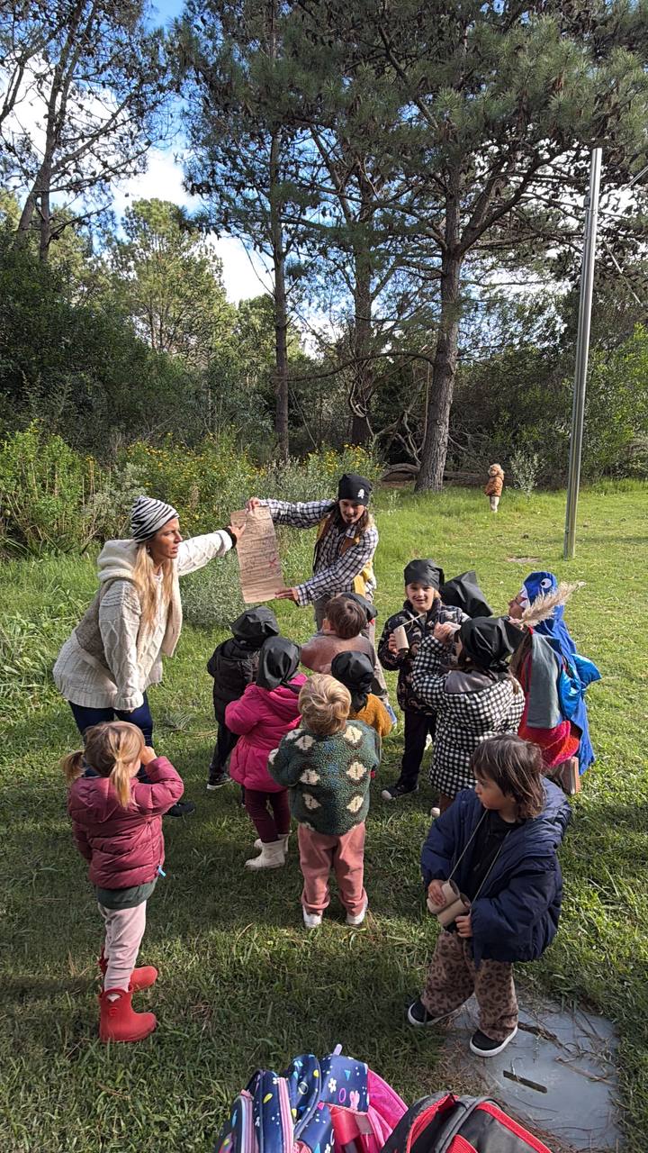 Juego con materiales sensoriales durante la aventura