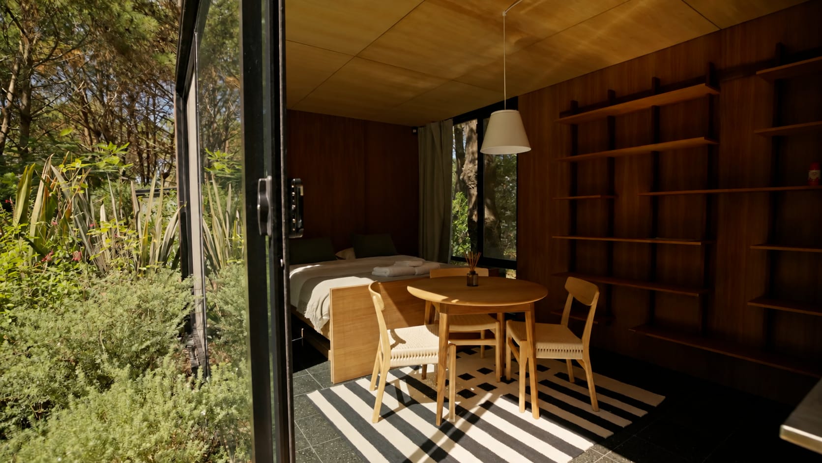 Interior con vista al bosque