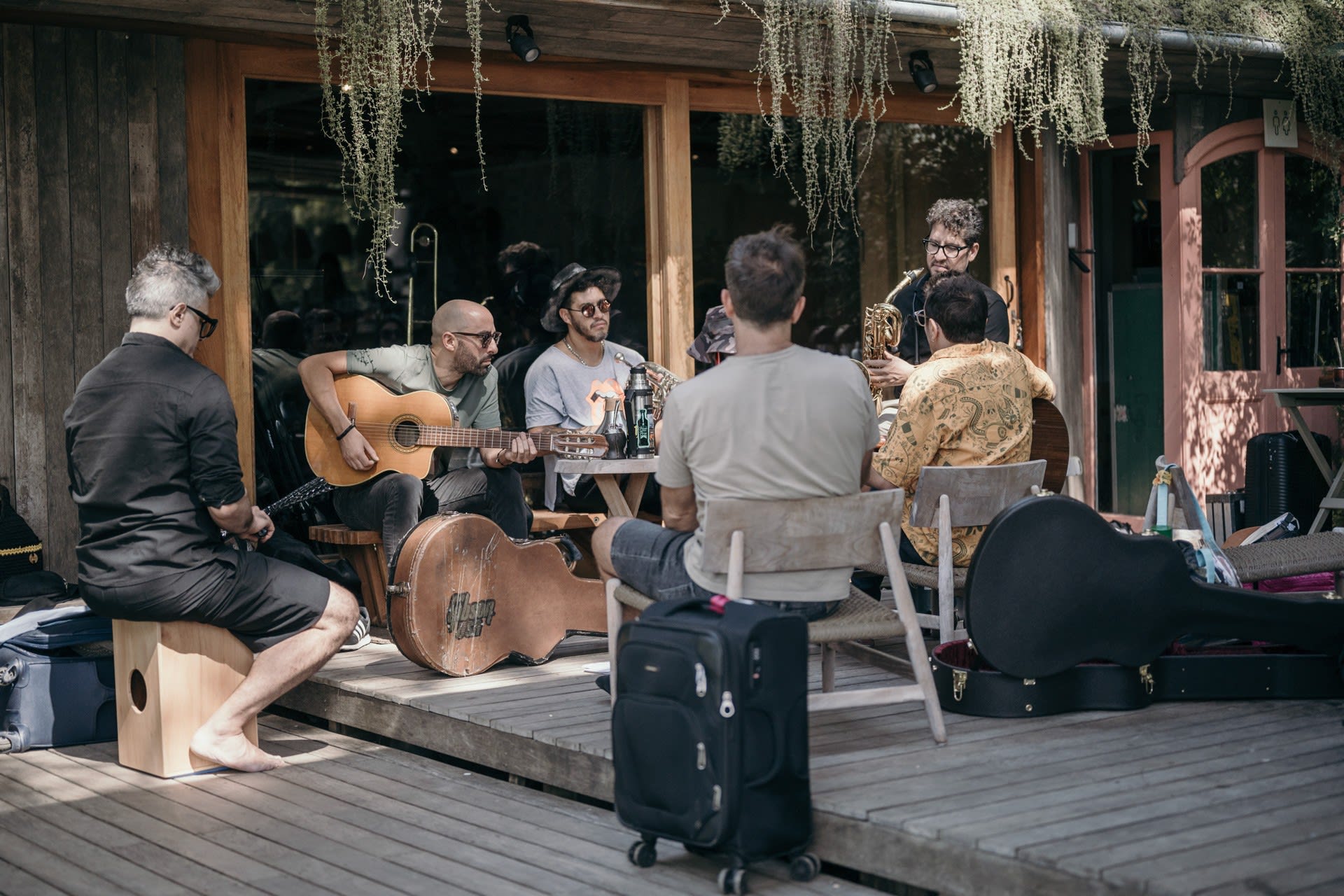 Músicos creando juntos en la terraza de El Cofre Estudio