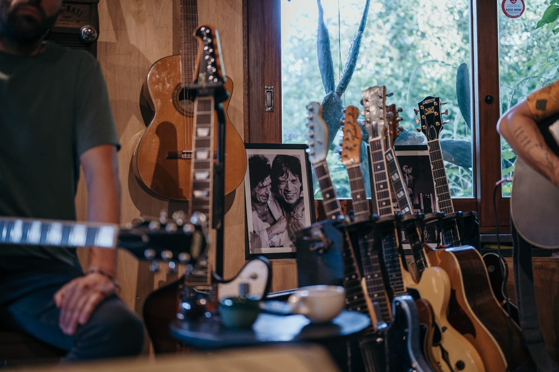 Guitarras e instrumentos dentro de El Cofre Estudio